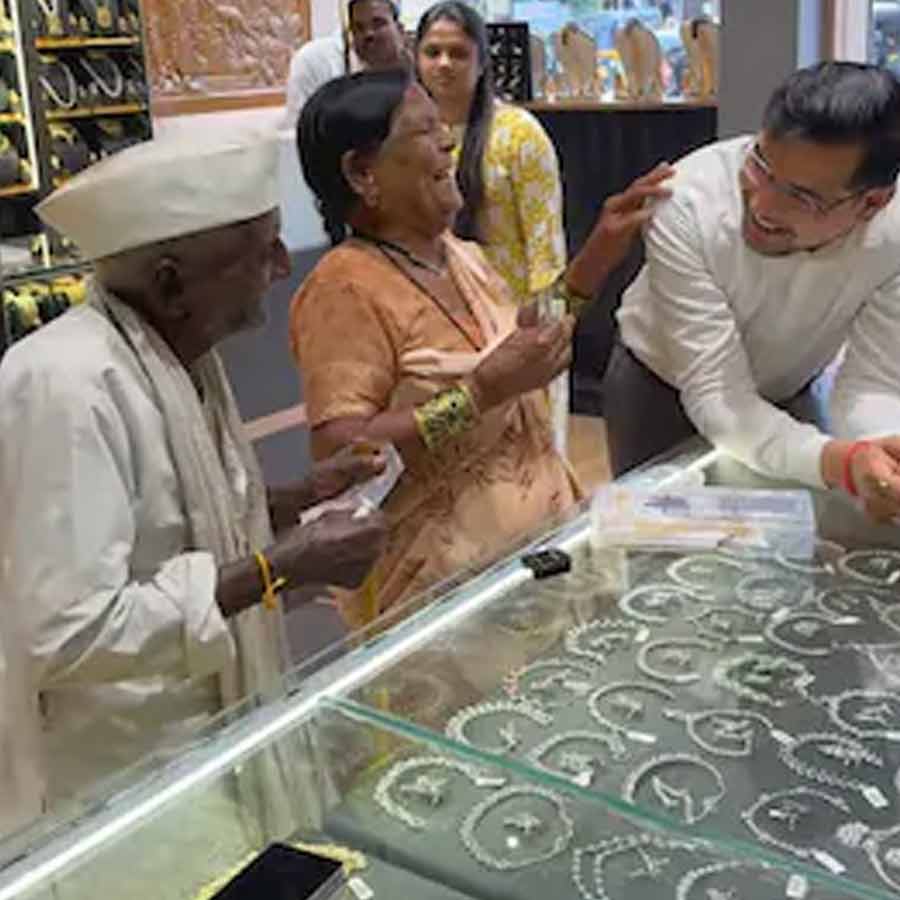 ৩০ হাজারের মঙ্গলসূত্র কেন ২০ টাকায় দিলেন বৃদ্ধ দম্পতিকে, কী ব্যাখ্যা দিলেন মহারাষ্ট্রের সেই গয়নার দোকানের মালিক? 