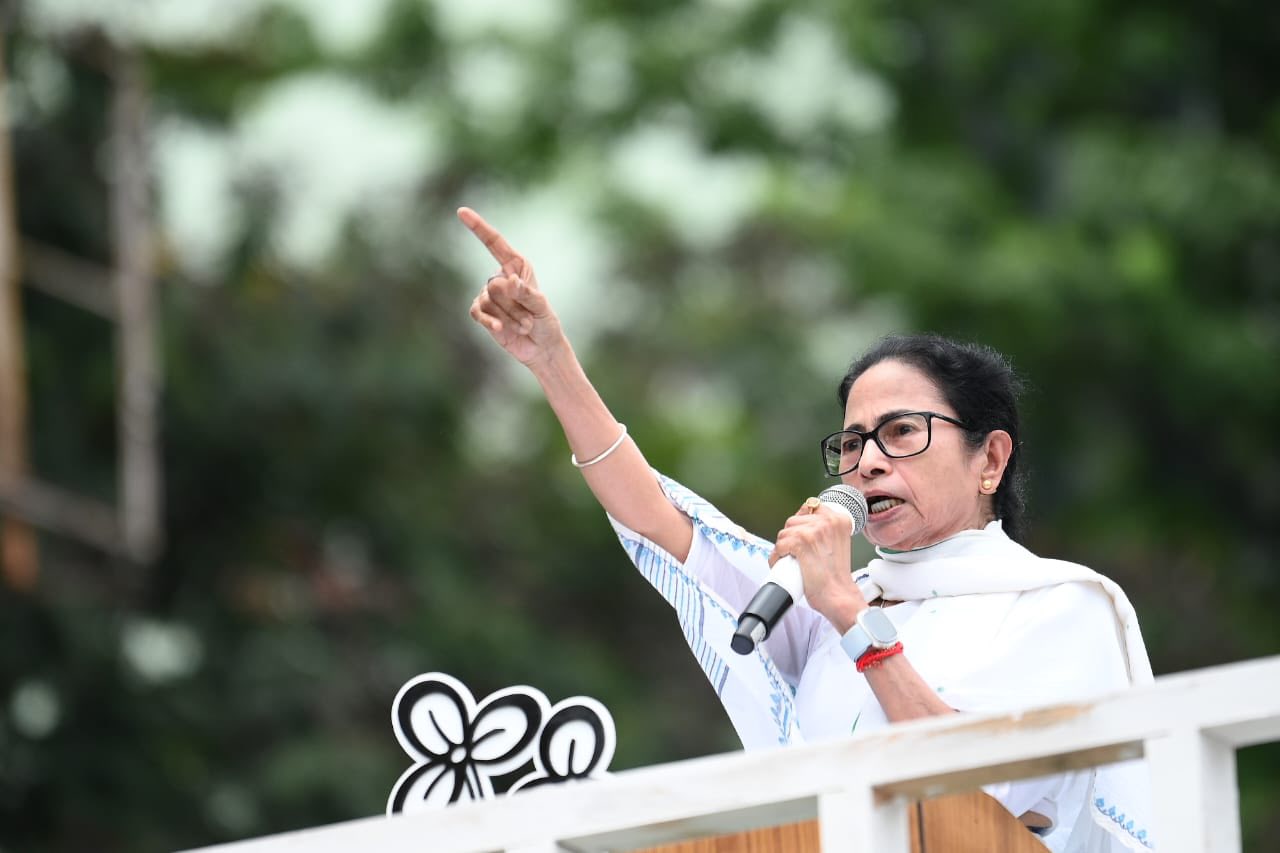 শান্তিনিকেতনে ভাষা-অপমানের বিরুদ্ধে মমতার পদযাত্রা, বাঙালির আত্মমর্যাদার লড়াই শুরু বীরভূম থেকেই 